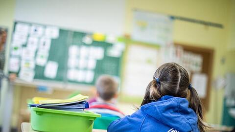 Schülerinnen und Schüler sitzen in ihrem Klassenraum. Foto: Marcel Kusch/dpa/Symbolbild