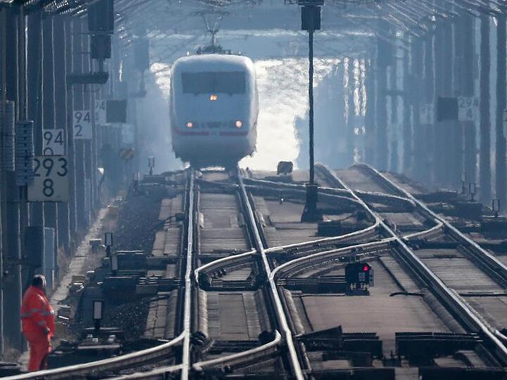 Der ICE 595 passiert auf dem Weg von Berlin nach München den Flughafen Leipzig und eine Gleisbaustelle.