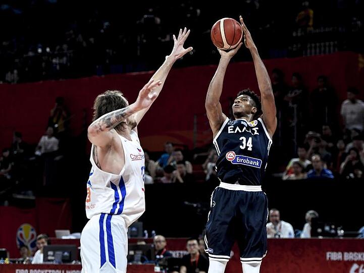Griechenlands Giannis Antetokounmpo (r) kommt zum Wurf auf den Korb.