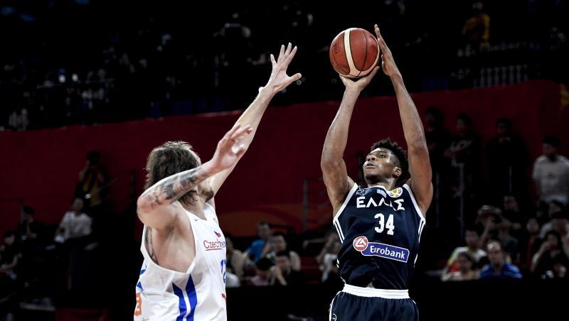 Griechenlands Giannis Antetokounmpo (r) kommt zum Wurf auf den Korb. Griechenlands Giannis Antetokounmpo (r) kommt zum Wurf auf den Korb.