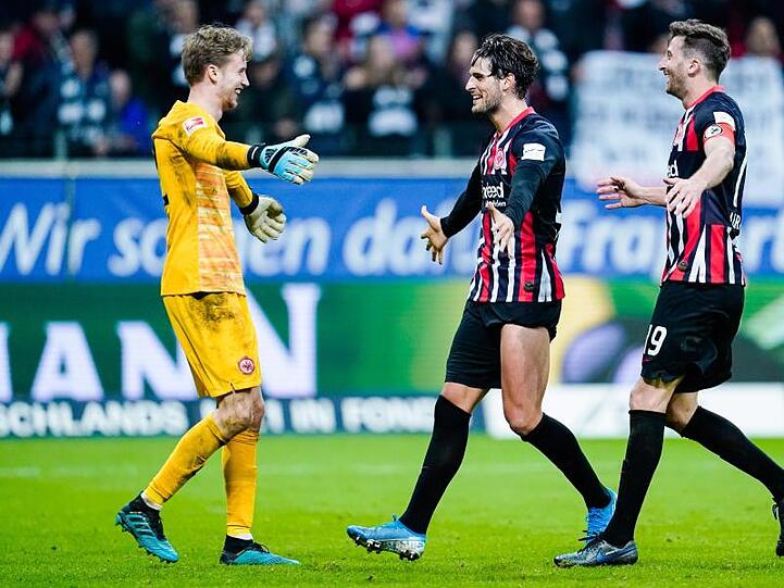 Gefeierter Mann beim Sieg gegen Leverkusen: Eintracht-Keeper Frederik Rönnow.