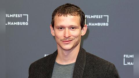 Joel Basman spielt Schriftsteller Franz Kafka in der neuen Miniserie "Kafka".