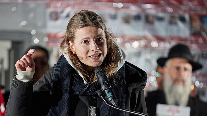 Klimaschutzaktivistin Luisa Neubauer spricht während der Gedenkveranstaltung zum 85. Jahrestag der Pogromnacht in Hamburg.