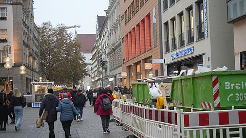 In der Fußgängerzone schränken viele Baustellen den Platz ein.