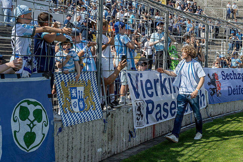 Ein letztes Servus auf Giesings Höhene: Jesper Verlaat mit Fans in der Westkurve des Grünwalder Stadions. Ein letztes Servus auf Giesings Höhene: Jesper Verlaat mit Fans in der Westkurve des Grünwalder Stadions.