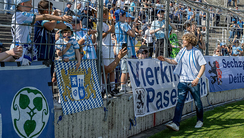 Ein letztes Servus auf Giesings H&ouml;hene: Jesper Verlaat mit Fans in der Westkurve des Gr&uuml;nwalder Stadions.
