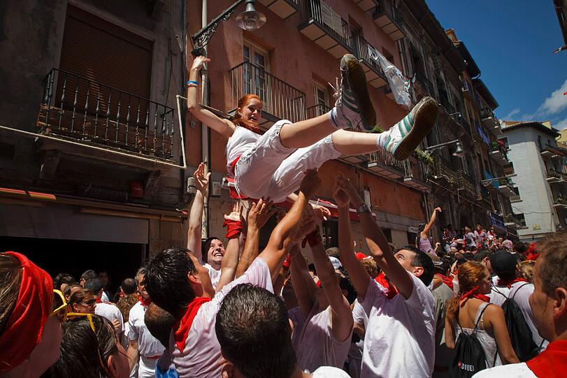 Das legendäre Stierlaufen in Pamplona ist eröffnet. Die verrücktesten Bilder des Eröffnungstages.