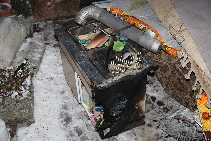 Brand in Gars im Landkreis Mühldorf am Inn: Kater "Samy" erleidet eine Rauchvergiftung. Die Feuerwehr rettet das leblose Tier aus einer brennenden Wohnung. Jetzt kümmert sich der Tierarzt um "Samy". Brand in Gars im Landkreis Mühldorf am Inn: Kater "Samy" erleidet eine Rauchvergiftung. Die Feuerwehr rettet das leblose Tier aus einer brennenden Wohnung. Jetzt kümmert sich der Tierarzt um "Samy".
