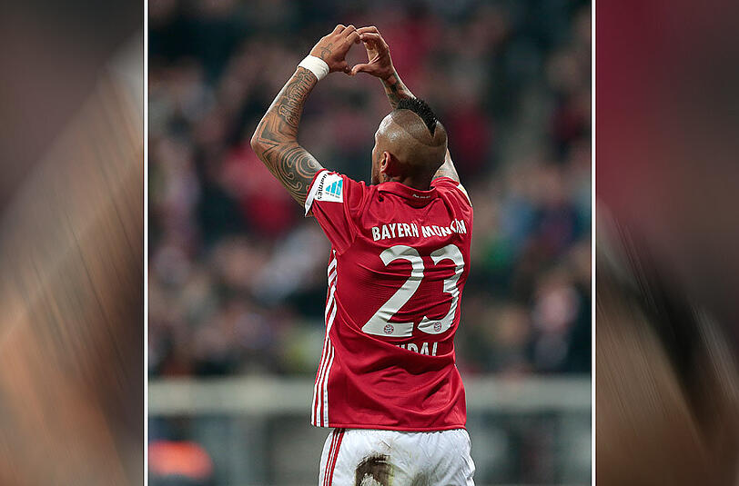 Arturo Vidal formt bei seinem 1:0-Treffer gegen Gladbach mit den Händen ein Herzchen.