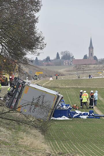 Bei Gammelsdorf ist am Dienstag ein 40-Tonner umgekippt.