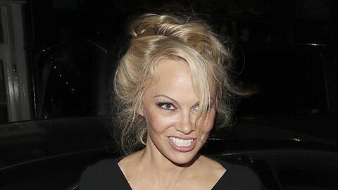 Pamela Anderson setzt sich für Julian Assange ein.