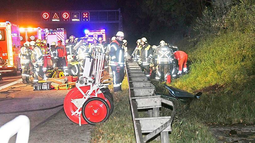 Die beiden schwer verletzten Frauen waren im Fahrzeug eingeklemmt. Die Feuerwehr musste sie befreien.