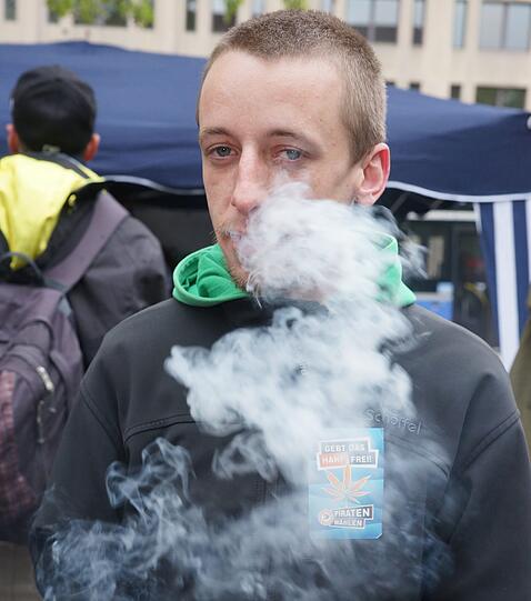 Etwa 200 Menschen demonstrieren am Sendlinger-Tor-Platz für die Legalisierung von Marihuana.