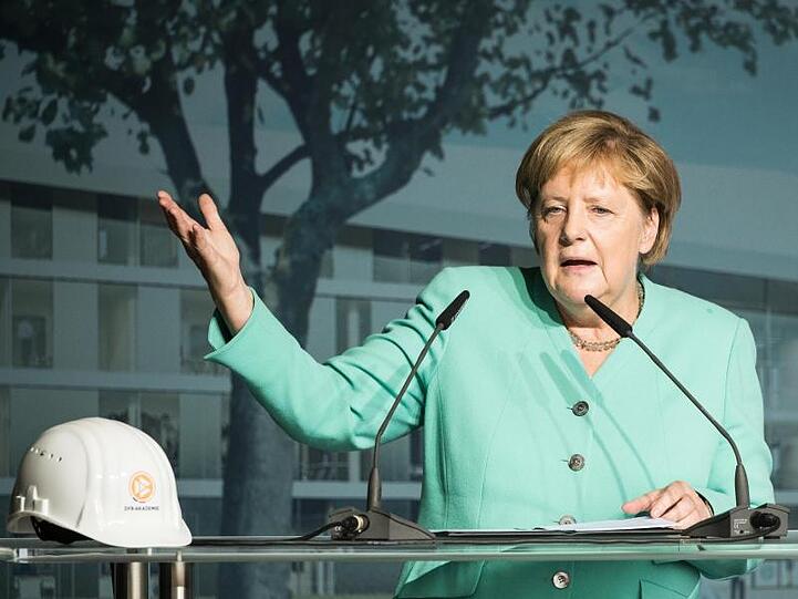 Bundeskanzlerin Angela Merkel spricht auf der Festveranstaltung zur Grundsteinlegung der DFB-Akademie.