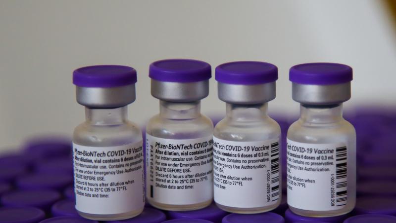 Fläschchen mit Biontech Pfizer Impfstoff warten auf ihren Einsatz.