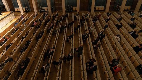 Da kommt Stimmung auf: Das nach den Regeln der Staatsregierung besetzte Parkett des Herkulessaals bei einem Konzert des BR-Symphonieorchesters.
