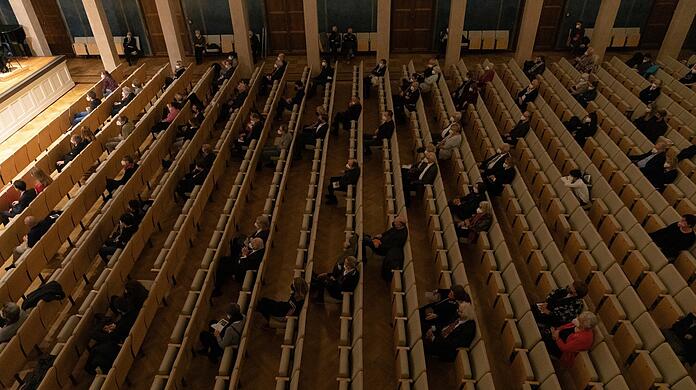 Da kommt Stimmung auf: Das nach den Regeln der Staatsregierung besetzte Parkett des Herkulessaals bei einem Konzert des BR-Symphonieorchesters.