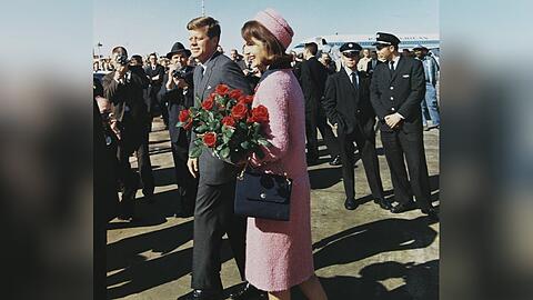 John F. Kennedy und seine Frau Jackie bei ihrer Ankunft in Dallas.