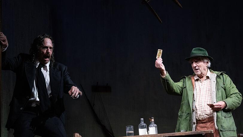 "Gschichtn vom Brandner Kaspar" in einer Neufassung des Dramatikers Franz Xaver Kroetz hat am Münchner Residenztheater seine Uraufführung gefeiert, mit Günther Maria Halmer (r.) und Florian von Manteuffel.