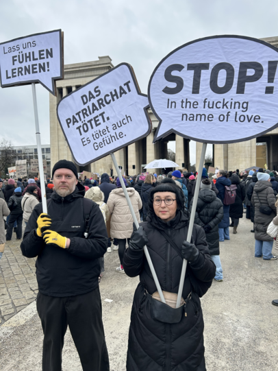 Agnes L. und Oliver G. zeigen Solidarität mit Collien Fernandes und allen anderen Frauen, die zu Gewaltopfern – digital oder analog – geworden sind. Agnes L. und Oliver G. zeigen Solidarität mit Collien Fernandes und allen anderen Frauen, die zu Gewaltopfern – digital oder analog – geworden sind.