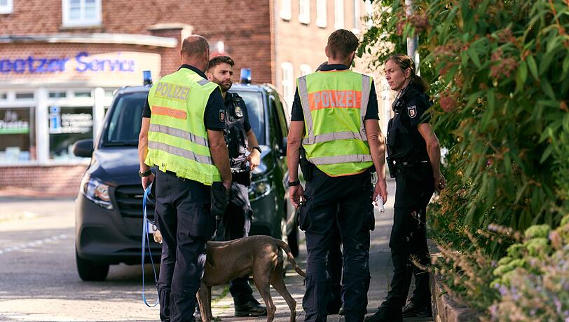 Zahlreiche Einsatzkräfte und auch Hunde waren an der Suche beteiligt. Zahlreiche Einsatzkräfte und auch Hunde waren an der Suche beteiligt.