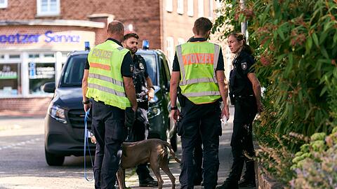 Zahlreiche Einsatzkr&auml;fte und auch Hunde waren an der Suche beteiligt.