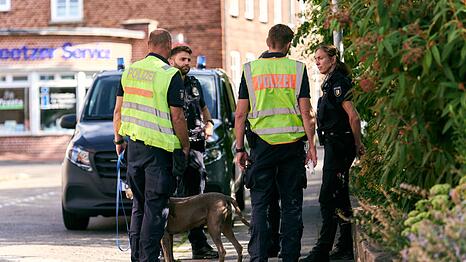 Zahlreiche Einsatzkr&auml;fte und auch Hunde waren an der Suche beteiligt.