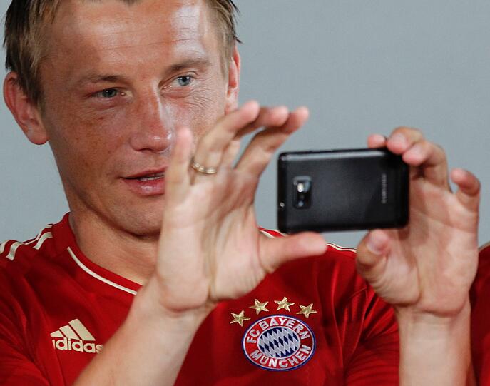 Anstrengender Tag für die Bayern-Kicker: Posing fürs Foto, dann gleich zum Training. Die Bilder von der Säbener