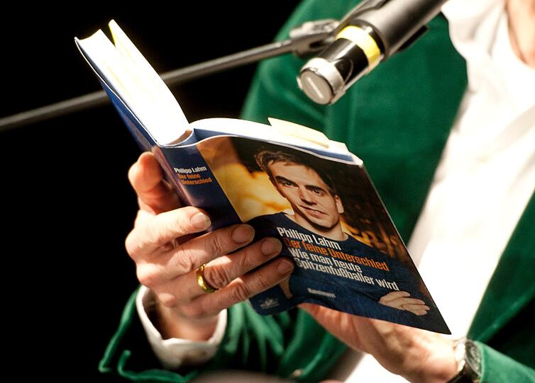 Die Aufmerksamkeit der bundesdeutschen öffentlichkeit erreicht Lahm mit seiner "Abrechnung".