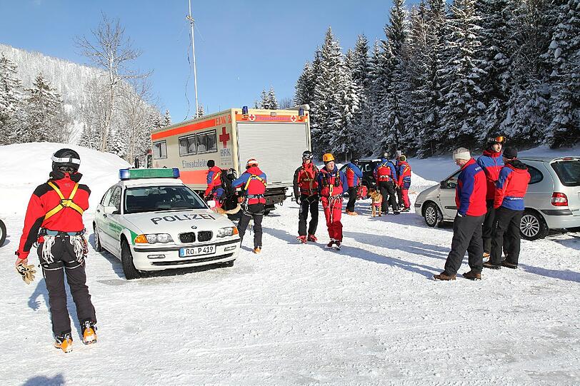 Der Lawinenabgang in der
Wendelsteinregion am Mittwochmorgen hat aller Wahrscheinlichkeit
nach keine Todesopfer gefordert. Eine am Vormittag gestartete
Suchaktion mit Einsatzkräften der Bergwacht und Hubschraubern sei
abgebrochen worden, teilte die Polizei am frühen Nachmittag mit. Die Bilder.