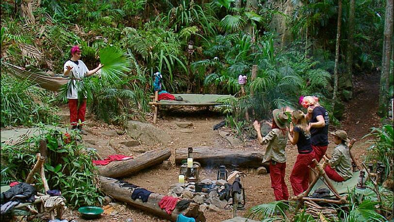 Dschungelcamp, Tag 14: Fiona nimmt ein Bad in toten Insekten, Joey lässt sich von Olivia Jones zur Transe schminken