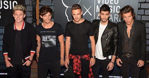 One Direction  macht auf ihrer Australien-Tournee Negativschlagzeilen: Die Polizei in Perth hat die Fahrer der Band am 28.09.2013 verwarnt - sie hatten mehrere rote Ampeln ignoriert.