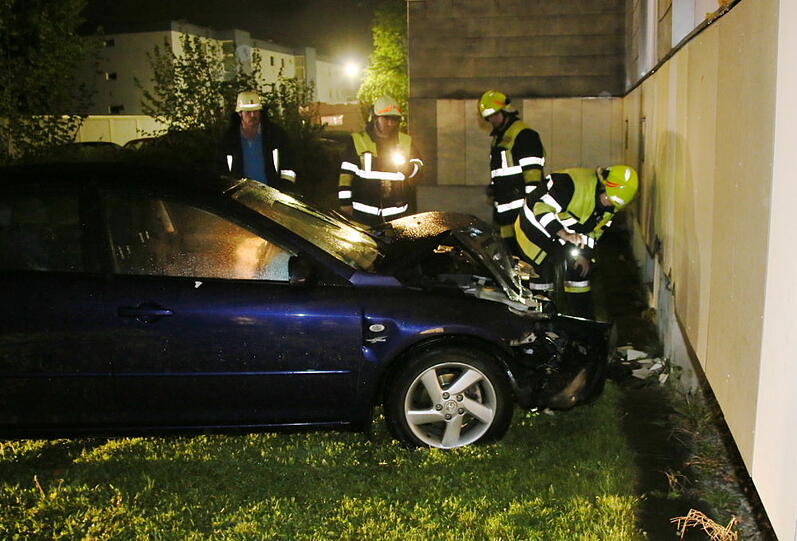 Diese Suff-Aktion ging nach hinten los: Erst setzte der 35-Jährige sein Auto gegen eine Hauswand, dann wollte er seiner Tochter die Schuld in die Schuhe schieben.