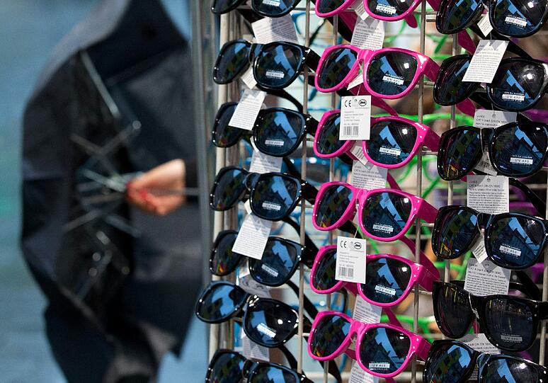 Zwei Männer sollen unter anderem mit gestohlenen Sonnenbrillen gehandelt haben. (Symbolbild)