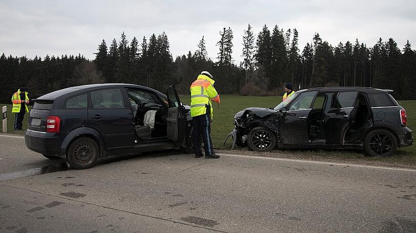 Der Audi-Fahrer erlag an der Unfallstelle seinen Verletzungen, die schwer verletzte Mini-Fahrerin kam ins Krankenhaus.