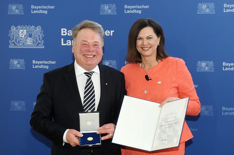 Helmut Brunner (CSU), früherer bayerischer Landwirtschsaftsminister, erhält von Ilse Aigner (CSU), Landtagspräsidentin, im Bayerischen Landtag die Verfassungsmedaille.