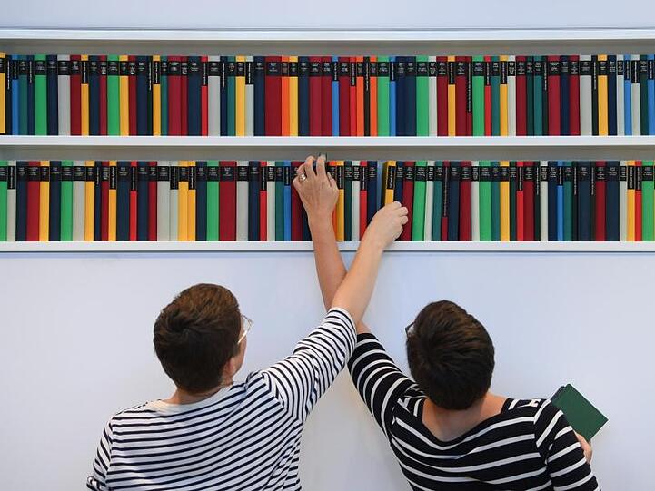Rücken an Rücken. Doch der Schein trügt: Die Regale der Deutschen werden leerer.