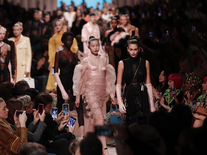 Model Kaia Gerber (r) präsentierte gemeinsam mit anderen Kreationen des Modelabels Fendi.