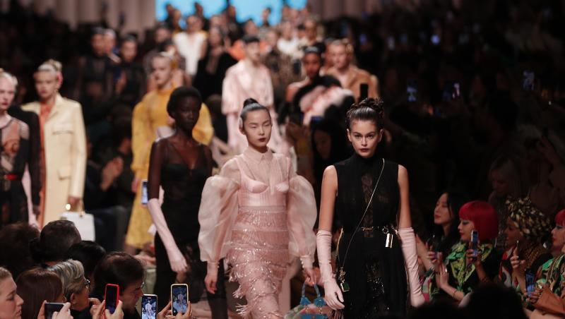 Model Kaia Gerber (r) präsentierte gemeinsam mit anderen Kreationen des Modelabels Fendi. Model Kaia Gerber (r) präsentierte gemeinsam mit anderen Kreationen des Modelabels Fendi.
