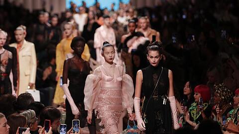 Model Kaia Gerber (r) präsentierte gemeinsam mit anderen Kreationen des Modelabels Fendi.