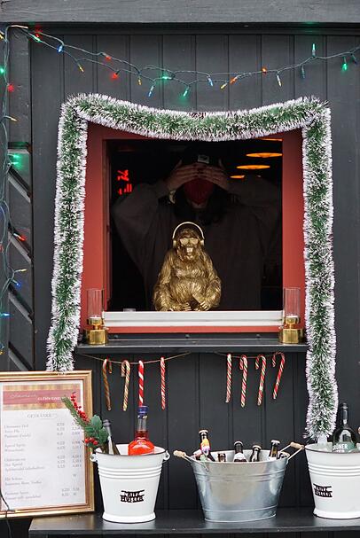 Getränke gibt es am Fenster. Getränke gibt es am Fenster.