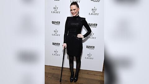 Anna Paquin zeigt sich bei der "A Bit of Light"-Premiere mit einem Gehstock.