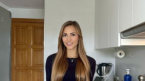 Carolina Tolstik hat einen Nusszopf gebacken. Das und weitere Einblicke in ihren Alltag als "stay at home girlfriend"veröffentlicht sie auf ihrem Instagram-und Tiktok-Account.