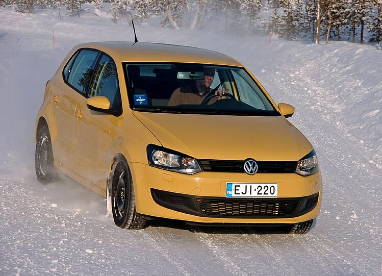 Darüber gibtÄ's nichts zu diskutieren: Nur mit Winterreifen dürfen Autos auf Eis und Schnee unterwegs sein.