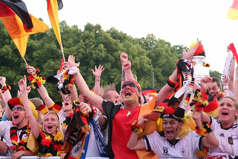 Partystimmung beim Public Viewing! Die deutschen Fans feiern auf den Fanmeilen mit ihren Stars aus Jogis Elf - hier gibts die besten Bilder vom Rekordsieg!