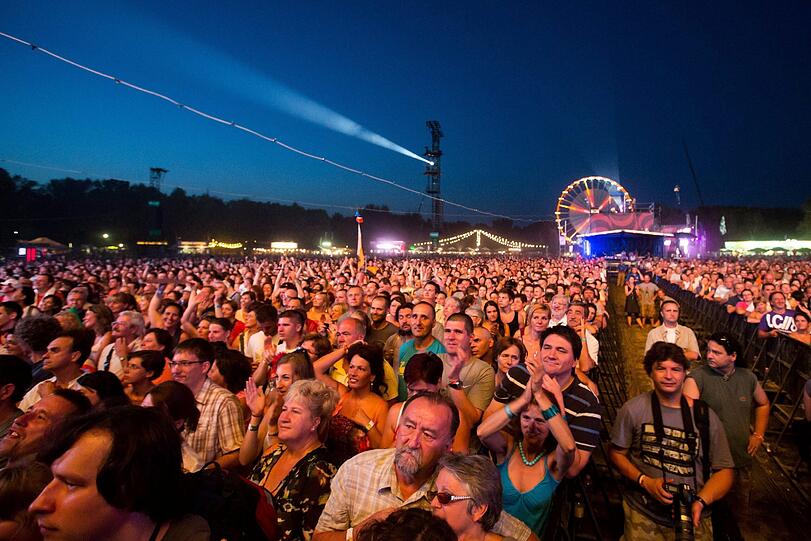 Publikum vor der Main Stage.