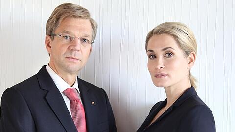 Kai Wiesinger und Anja Kling als das Ehepaar Wulff