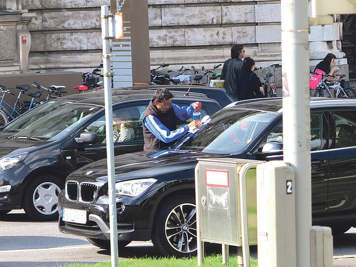 Auch der Fahrer dieses BMW bekommt ungewollt eine Scheibenwäsche verpasst.