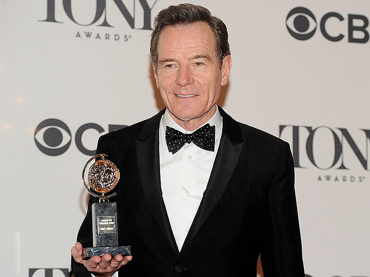 Stolz hält Bryan Cranston den Tony-Award in Händen, den er für seine Theater-Darstellung als Präsident gewonnen hat