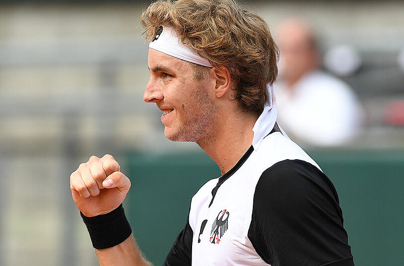 Erst zertrümmerte er voller Frust seinen Schläger, dann durfte er doch jubeln: Jan-Lennard Struff.